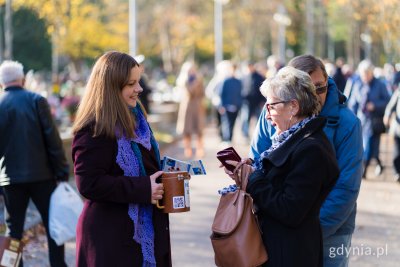 Prezydent Gdyni Aleksandra Kosiorek podczas kwesty na rzecz Hospicjum im. św. Wawrzyńca (fot. Paweł Budziński)
