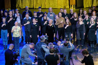 Artyści w Teatrze Muzycznym podczas nagrania ukraińskiego hymnu // fot. Anna Rezulak