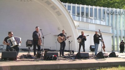 Zespół Atlantyda podczas koncertu w muszli na placu Grunwaldzkim w ramach XXXVII Bałtyckiego Festiwalu Piosenki Morskiej i z okazji otwarcia Święta Morza // materiały prasowe