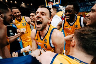 Polsat Plus Arena Gdynia eksplodowała emocjami po końcowej syrenie (fot. Mateusz Słodkowski/AMW Arka Gdynia)