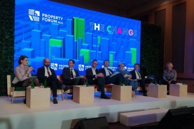 Wiceprezydent Gdyni Katarzyna Gruszecka-Spychała (z lewej strony) wzięła udział w panelu Property Forum 2022 poświęconym kwestii lokalizacji dla inwestycji nieruchomościowych