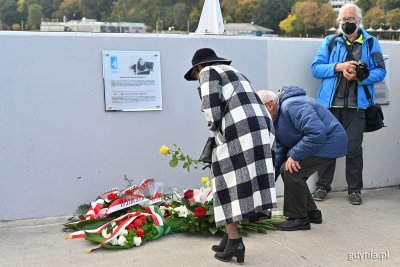 Od dzisiaj do grona zasłużonych ludzi morza w gdyńskiej alei Żeglarstwa Polskiego dołączyła Krystyna Chojnowska-Liskiewicz // fot. Michał Puszczewicz