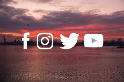 Wschód słońca w porcie. Na zdjęciu dodane zostały białe ikony mediów społecznościowych: Facebook, Instagram, Twitter, YouTube. Autor: Michał Pietrzak / zdjęcie z grupy 