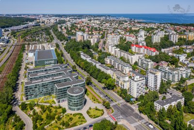 Zdjęcie lotnicze części Gdyni-Redłowa w słoneczny dzień. Widoczny m.in. Pomorski Park Naukowo-Technologiczny Gdynia.