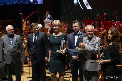 Wręczenie nagród podczas Gali Pracodawców „Przedsiębiorcy Medykom”. Od lewej: były prezydent RP Lech Wałęsa; Piotr Śliwicki - prezes zarządu Sopockiego Towarzystwa Ubezpieczeniowego Ergo Hestia; Alicja Tracka - przedstawicielka Krajowej Izby Diagnostów Laboratoryjnych; lekarze Arkadiusz Szycman i Henryk Krella; Katarzyna Gierat-Haponiuk - przedstawicielka Krajowej Izby Fizjoterapeutów. Fot. Przemysław Kozłowski