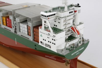 Zbliżenie na fragment modelu statku, widoczna część pokładu