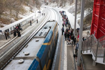 Pierwsi pasażerowie już na nowych gdyńskich przystankach PKM // fot. Karol Stańczak