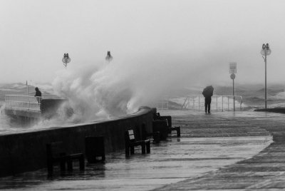 Silny wiatr nad morzem to gratka dla fanów fotografii i amatorów mocnych wrażeń, trzeba jednak pamiętać, by zachować szczególną ostrożność. Fot. Małgorzata Szura-Piwnik / konkurs Legenda Morska w Obiektywie 2021
