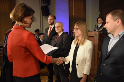 Dyplomy laureatowi i wyróżnionym wręczyła Katarzyna Gruszecka-Spychała, wiceprezydent Gdyni ds. gospodarki, fot. Jan Ziarnicki