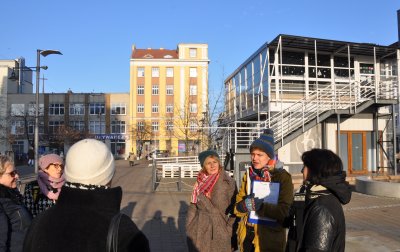Uczestnicy warsztatów kulinarnych na Placu Kaszubskim. W tle kamienica Jakuba Scheibego, fot. Jan Ziarnicki