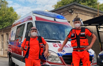 Gdyńscy ratownicy medyczni przed ambulansem. Fot. Miejska Stacja Pogotowia Ratunkowego w Gdyni 
