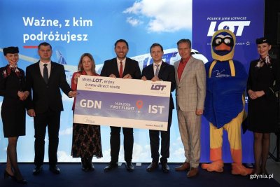 Na zdjęciu (od lewej): członek zarządu województwa pomorskiego Adam Gawrylik, wiceprezydentka Gdyni Oktawia Gorzeńska, wiceprezydent Gdańska Piotr Borawski, prokurent PLL LOT Robert Ludera, prezes Portu Lotniczego Gdańsk Tomasz Kloskowski (fot. Magdalena Starnawska)
