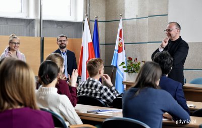 W gdyńskim Urzędzie Miasta uczestnicy wizyty studyjnej spotkali się z wiceprezydentem Gdyni ds.innowacji, Michałem Guciem i radnym miasta, Lechosławem Dzierżakiem, fot. Kamil Złoch