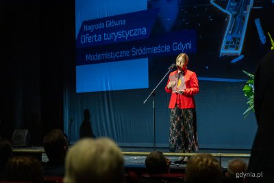 Scena Opery Bałtyckiej, Oktawia Gorzeńska trzyma statuetkę, przemawia do mikrofonu