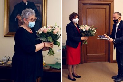 Po lewej stronie: Elżbieta Wiłucka-Psyta, po prawej - Halina Łukowska, która otrzymuje nagrodę od prezydenta Wojciecha Szczurka.