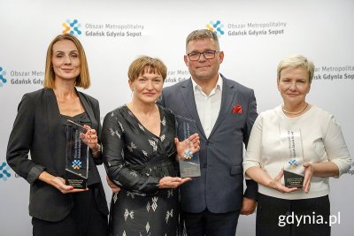 Komplet laureatów tegorocznych nagród Smart Metropolia im. Pawła Adamowicza, od lewej: Beata Rutkiewicz, wiceprezydent Wejherowa, Marianna Sitek-Wróblewska i Piotr Wróblewski z Gdańskiej Fundacji Innowacji Społecznej oraz Jolanta Szydłowska z Pomorskiego Zespołu ds. Kobiet, fot. Mirosław Pieślak