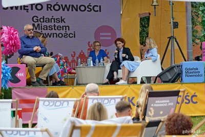 Od prawej: Katarzyna Ziemann – dyrektorka Wydziału Rozwoju Społecznego Urzędu Miejskiego w Gdańsku, Ewa Puszkiewicz – pełnomocniczka Sopotu ds. praw człowieka i Agnieszka Tokarska – radna miasta i wiceprzewodnicząca Gdyńskiej Rady Kobiet podczas debaty na Przystanku Równość (fot. Magdalena Czernek)