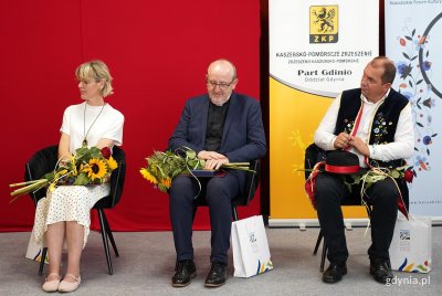 Na zdjęciu laureaci tegorocznej „Srebrnej Tabakiery Abrahama”: Barbara Kąkol, ks. Marek Barański oraz wójt gminy Szemud Ryszard Kalkowski (fot. Karolina Szypelt) 