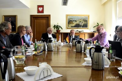 W środku od lewej: Klaus Schlie, przewodniczący Parlamentu Kraju Związkowego Szlezwika-Holsztynu i Wojciech Szczurek, prezydent Gdyni, fot. Jan Ziarnicki.