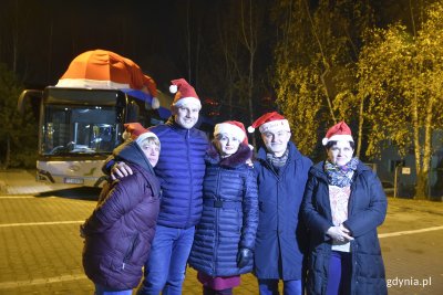 Słodkie Mikołajki w autobusach komunikacji miejskiej. Na zdjęciu od lewej: p. Dominika - pracownik PKA, Lech Żurek - prezes zarządu PKA, Elżbieta Sierżęga - radna miasta, Wojciech Szczurek - prezydent Gdyni, p. Sylwia - pracownik PKA, która uszyła czapkę na autobus // fot. Justyna Bronk 