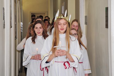 Uczennice II Liceum Ogólnokształcącego śpiewają kolędy w Urzędzie Miasta Gdyni, fot. Michał Kowalski