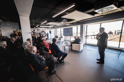Jubileusz 100-lecia Stoczni Gdynia w Parku Konstruktorów, czyli byłym biurowcu spółki zwanym potocznie „Pentagonem”. Patronat honorowy nad wydarzeniem objął prezydent Gdyni, Wojciech Szczurek (na zdjęciu, z prawej strony), fot. Kamil Złoch