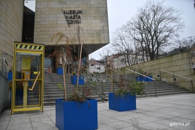 „Halo Hala” to obiekt artystyczny w postaci budki telefonicznej zawierający kolekcję historii i opowiadań o Miejskich Halach Targowych. // fot. Magdalena Czernek