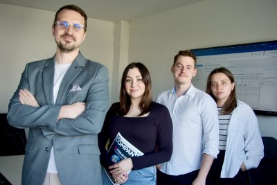Dawid Witych (pierwszy z lewej), założyciel agencji „Webmetro”, wraz ze współpracownikami (fot. materiały Gdyńskiego Centrum Wspierania Przedsiębiorczości)