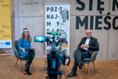 Prowadząca konferencję Martyna Obarska oraz wiceprezydent Gdyni ds. innowacji Michał Guć podczas rozmowy w ramach sesji tematycznej konferencji 