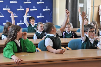 Dzieci z SP w Pogórzu podczas spotkania z samorządowcami w Urzędzie Miasta Gdyni, zgłaszają się do odpowiedzi.