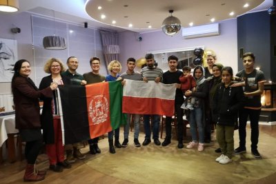 Afgańska rodzina uchodźcza z Kabulu wraz z aktywistkami grupy TAK Trójmiejska Akcja Kobieca, która pomogła sprowadzić rodzinę do Gdyni. fot. TAK Trójmiejska Akcja Kobieca