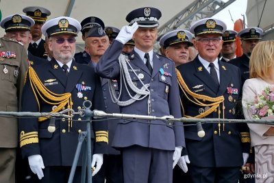 Od lewej: wiceadm. Piotr Nieć – nowy dowódca Centrum Operacji Morskich – Dowódca Komponentu Morskiego, gen. dyw. pil. Ireneusz Nowak – dowódca operacyjny rodzajów sił zbrojnych i wiceadm. Krzysztof Jaworski – nowy zastępca dowódcy generalnego rodzajów sił zbrojnych podczas uroczystości przekazania obowiązków dowódcy COM - DKM (fot. Magdalena Czernek)  