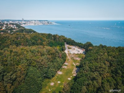 Polanka Redłowska z lotu ptaka, widoczny las, Kępa Redłowska, zatoka, fragment Gdyni, parking