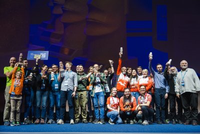 Zdjęcie przedstawia Laureatów Kolosów na scenie podczas Ogólnopolskich Spotkań Podrózników