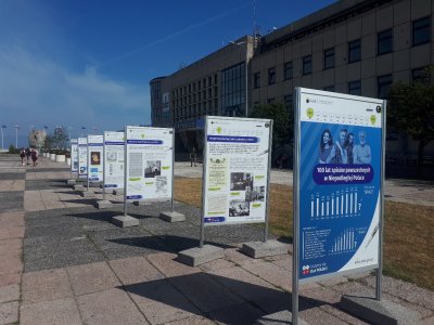 Wystawa plenerowa przy Akwarium Gdyńskim. Na zdjęciu plansze z informacjami o spisie powszechnym w Polsce