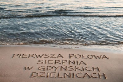 Zdjęcie plaży z napisem Pierwsza połowa sierpnia w gdyńskich dzielnicach (fot. mat. prasowe)