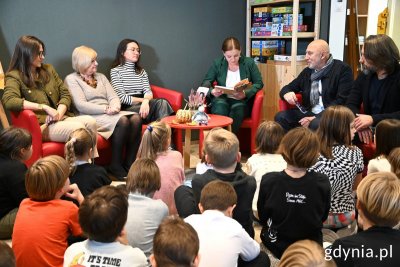 Pierwsze wspólne czytanie w SP nr 13. Na zdj. m.in. prezydent Aleksandra Kosiorek, dyrektor Teatru Muzycznego Igor Michalski i dyrektorka SP nr 13 – Jolanta Matulewicz (fot. Magdalena Śliżewska)