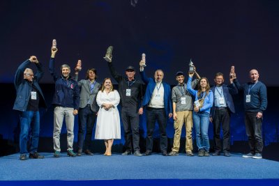 Laureaci tegorocznych nagród Kolosy z prezydent Gdyni Aleksandrą Kosiorek (fot. Paweł Budziński)