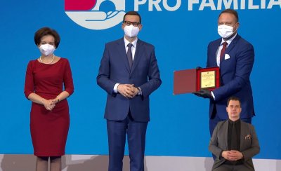 Gala konkursu „Samorząd Pro Familia 2021”. Od lewej: minister rodziny i polityki społecznej Marlena Maląg, premier Mateusz Morawiecki i Marek Łucyk, wiceprezydent Gdyni  // mat. prasowe