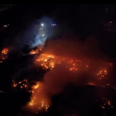 W środę, 22 kwietnia przy ulicy Północnej wybuchł pożar w magazynie składującym makulaturę (fot. KMSP w Gdyni)