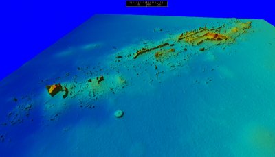Techniczna mapa, niebieska powierzchnia, kolorowymi wskaźnikami zaznaczony wrak okrętu na dnie morza