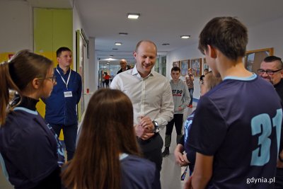 Uczniowie SP 31 i wiceprezydent Gdyni Bartosz Bartoszewicz / fot. Paweł Kukla