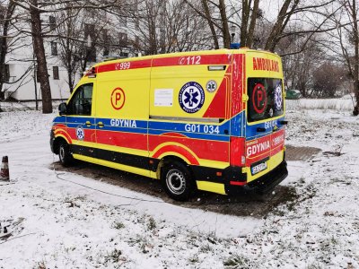 Nowoczesny ambulans z napisem Pogotowie Gdynia Fot. SPZOZ w Gdyni