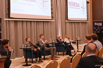 Na zdjęciu uczestnicy panelu, wśród nich m.in.: wiceprezes ds. rozwoju KGHM Polska Miedź S.A. Zbigniew Bryja, wiceprezes Zarządu Polskie Elektrownie Jądrowe sp. z o.o. Michał Olszewski, dyrektor Departamentu Turystyki i Sportu Urzędu Marszałkowskiego Województwa Pomorskiego Marta Chełkowska, dyrektor zarządzający Ocean Winds Polska Kacper Kostrzewa (fot. Magdalena Starnawska)  