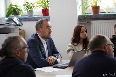 27 listopada odbyło się robocze spotkanie, z udziałem Tomasza Augustyniaka, wiceprezydenta Gdyni, przedstawicieli instytucji oraz organizacji zaangażowanych w świadczenie wsparcia osobom bezdomnym (fot. Magdalena Śliżewska) 