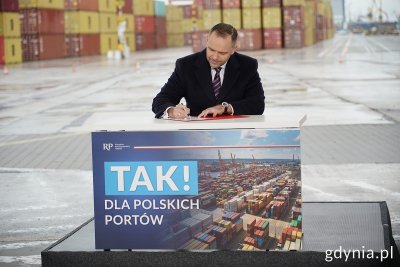 Prezydent RP Karol Nawrocki podpisał w Gdyni projekt ustawy dotyczącej portów (fot. Magda Śliżewska)