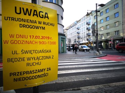 Na trasie biegowej pojawiły się już tablice/fot. Karolina Szypelt