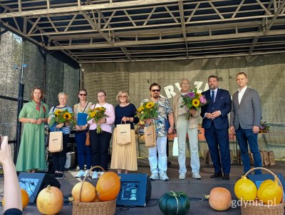 Laureaci konkursu na scenie. Towarzyszą im: Tadeusz Szemiot, przewodniczący Rady Miasta Gdyni (drugi z prawej), radna Larysa Kramin (z lewej) oraz Norbert Anisowicz, radny miasta (z prawej) (fot. Paweł Budziński)