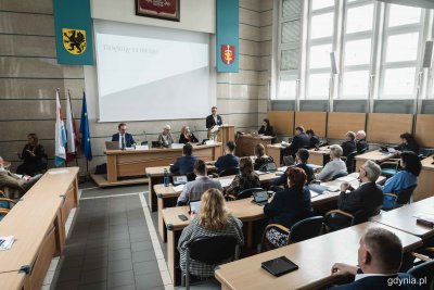 Radni obradujący w sali podczas sesji