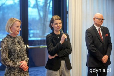 Święto Pracownika Publicznych Służb Zatrudnienia. Na zdj. od lewej: Jolanta Klauze, dyrektorka Powiatowego Urzędu Pracy w Gdyni, Katarzyna Gruszecka-Spychała, wiceprezydentka Gdyni ds. gospodarki oraz Wojciech Kodłubański, przewodniczący Powiatowej Rady Rynku Pracy. Fot. Mirosław Pieślak